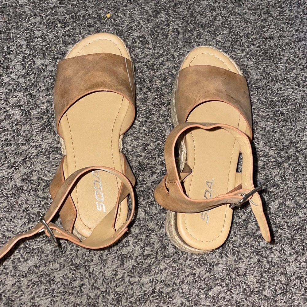 Soda platform sandals